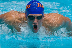 Ryan Lochte places first in 400 IM prelims at 2007 US nationals.