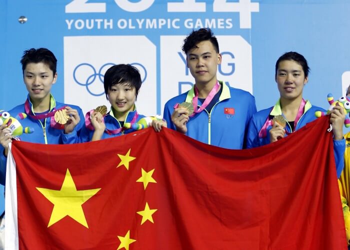 (140817) -- Nanjing,Aug 17,2014 (Xinhua) -- Swimmers of China Li Zhuhao, Qiu Yuhan, Yu Hexin and Shen duo(From R to L) pose on the podium during the awarding ceremony of Mixed 4 x 100m Freestyle Relay of Nanjing 2014 Youth Olympic Games in Nanjing, capital of east China's Jiangsu Province, on Aug. 17, 2014. (Xinhua/Fei Maohua) (txt)