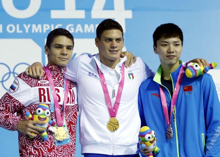 (140818) -- NANJING, Aug. 18, 2014 (Xinhua) -- Gold medalist Evgeny Rylov of Russia and Simone Sabbioni of Italy,bronze medalist Li Guangyuan of China pose for a photo on the podium during the awarding ceremony of men?s 100m backstroke final at Nanjing 2014 Youth Olympic Games in Nanjing, east China's Jiangsu Province, Aug. 18, 2014. (Xinhua/Fei Maohua) (yqq)