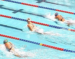 Kristy Kowal leading in her 200 Breast swim.