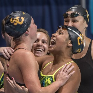 Haley Anderson celebrates 500 free win with teammates.