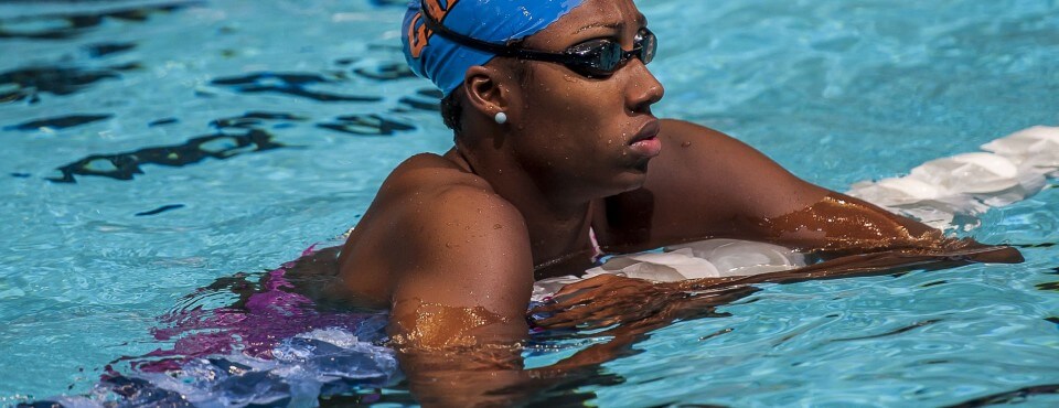 Natalie Hinds talking with her coach before the finals.
