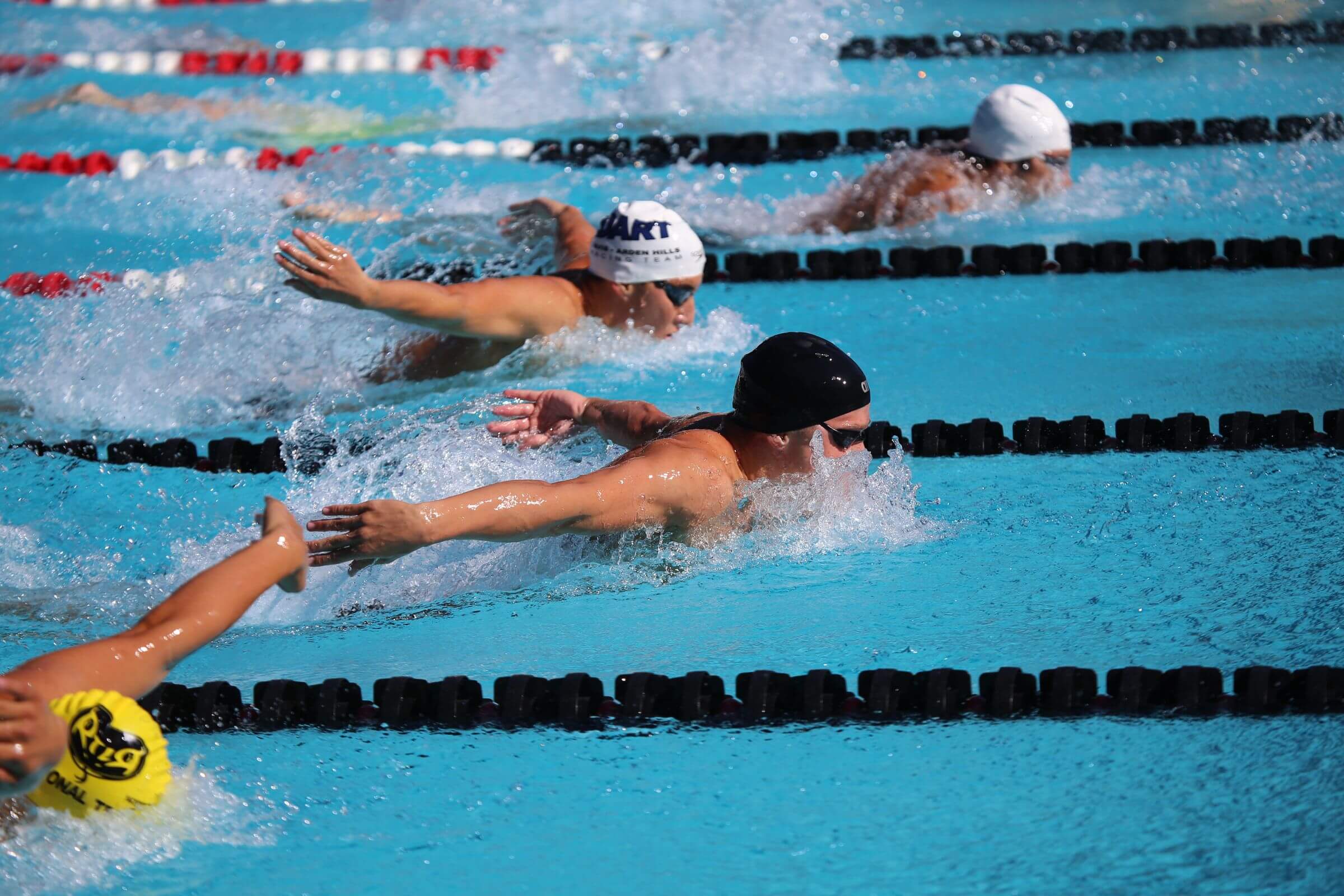 Обучение спортивное плавание. Плавание. Спортивное плавание. Плавание вид спорта. Пловец в бассейне.