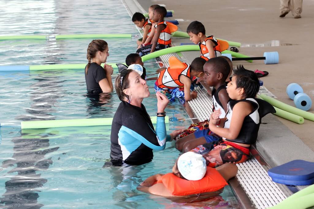 Swim-lessons-instuctor-and-group