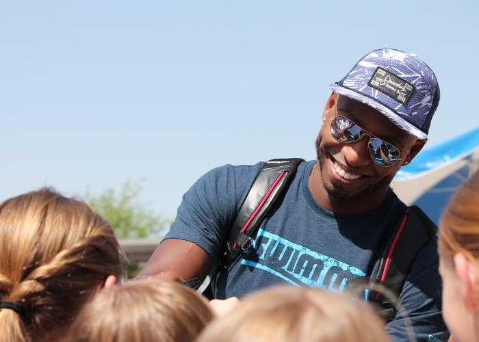 cullen-jones-mesa-2016-signing-autographs-smile-fans