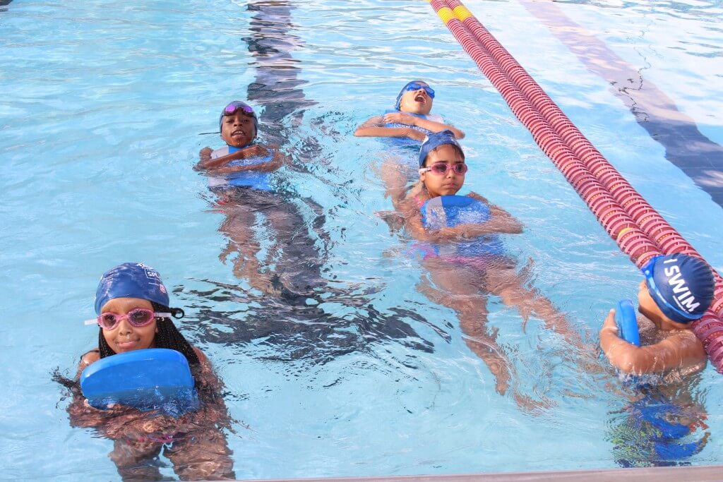kids-practice-floating-at-make-a-splash