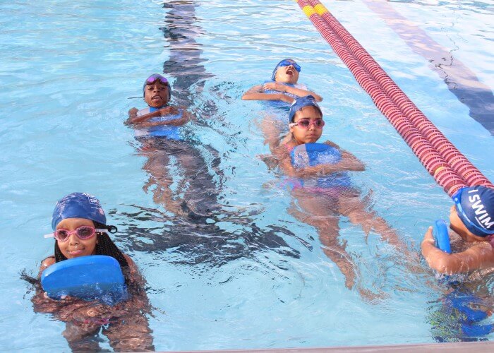 kids-practice-floating-at-make-a-splash