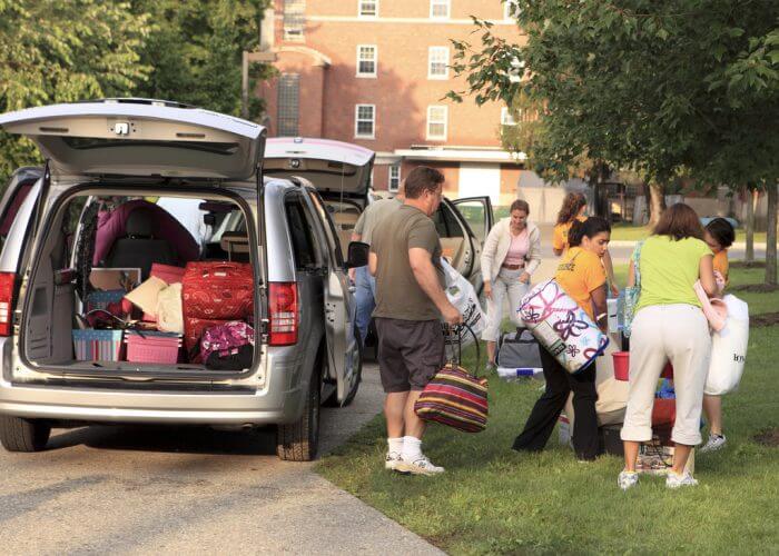 college_move_in_day_parents_students