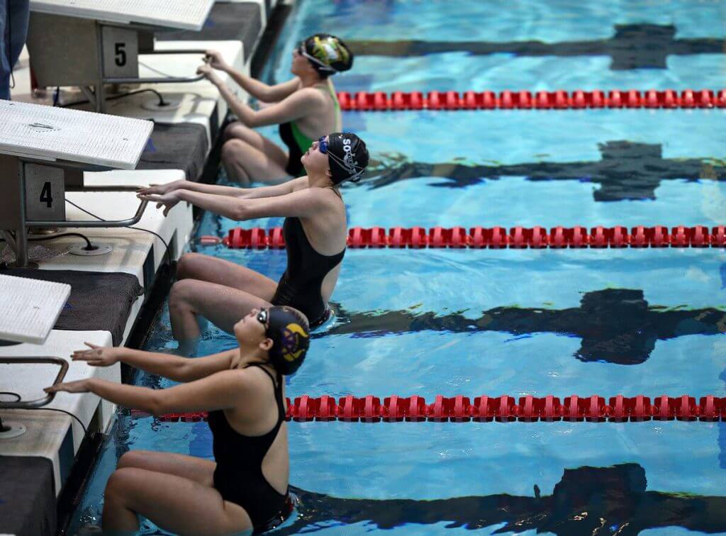 female-swimmers-backstroke-start