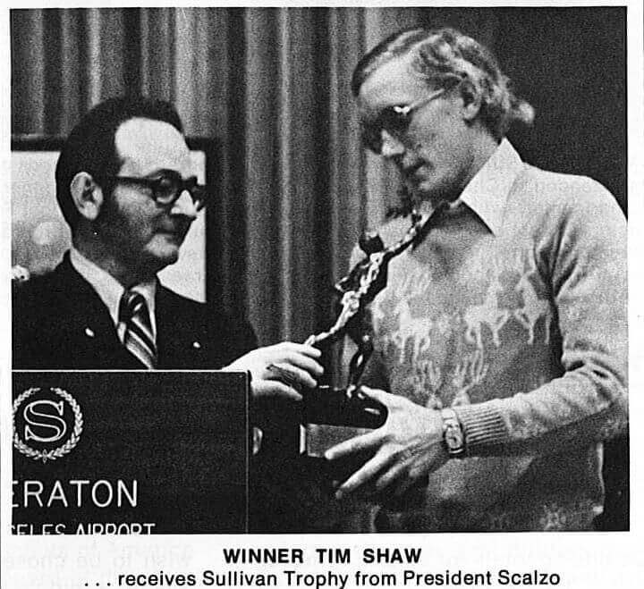 tim-shaw-receives-sullivan-trophy-1975