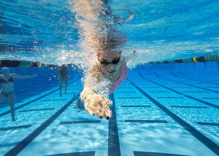 Swimming underwater freestyle