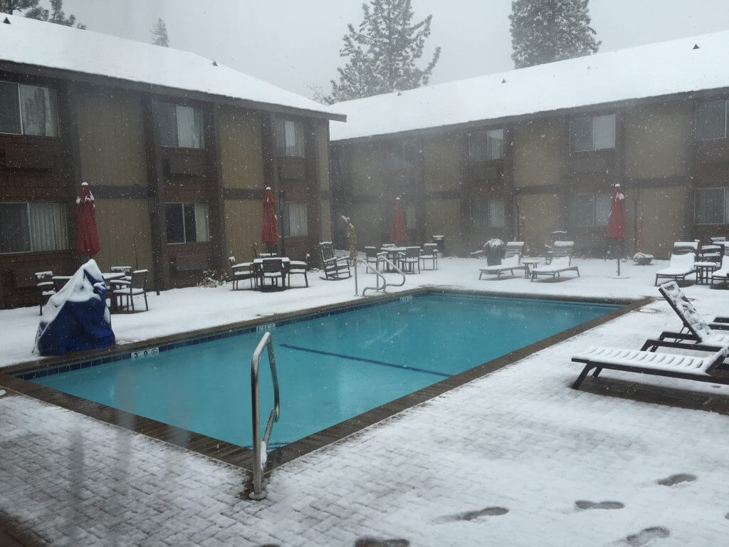 pool-in-the-snow