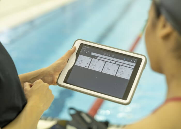 Swimming Technology TritonWear 2 tablet screen