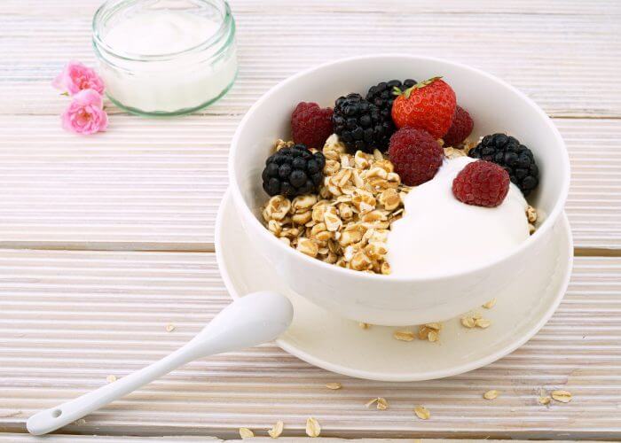 berries-yogurt-sindelar-granola-recovery-meal-food