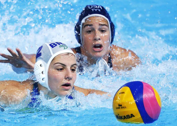 Lima, Monday, August 5, 2019 - Diana Abla from Brazil,left, and Rachel Fattal from USA fight for the ball during the Women’s Water Polo Group Phase match at Polideportivo Villa Maria del Triunfo in the Pan American Games Lima 2019. Copyright Marcos Brindicci / Lima 2019 Mandatory credits: Lima 2019 ** NO SALES ** NO ARCHIVES **