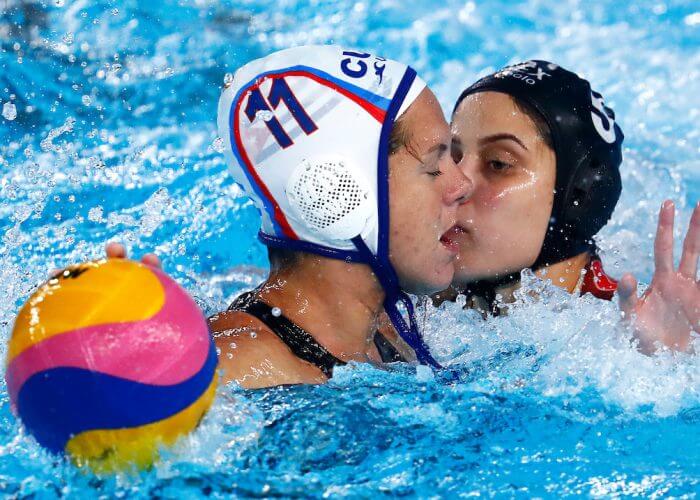 Lima, Monday, August 5, 2019 - Lisbeth Santana Rosa from Cuba, center, and Marcela Rios Elizondo from Mexico fight for the ball during the Women’s Preliminary Group B Water Polo match at Polideportivo Villa Maria del Triunfo in the Pan American Games Lima 2019. Copyright Marcos Brindicci / Lima 2019 Mandatory credits: Lima 2019 ** NO SALES ** NO ARCHIVES **