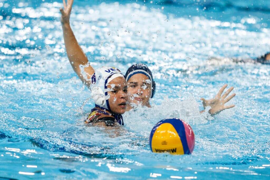 Lima, Tuesday, August 6, 2019. Soleylin Martinez from Venezuela, left, faces the USA ’s team during Women's Water Polo match at Villa María del Triunfo at the Pan American Games Lima 2019. Copyright Paul Vallejos / Lima 2019 ** NO SALES ** NO ARCHIVES **