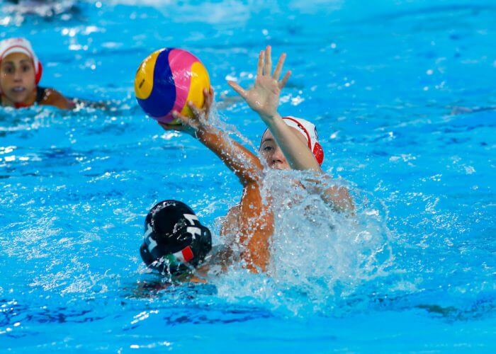 Lima Tuesday, August 6, 2019 - Lucia Carballo Chanfon from Mexico, left, fight for the ball against Hayley Mckelvey from Canada during their Women’s Water Polo Group Phase match at the Polideportivo Villa Deportiva María del Triunfo at the Pan American Games Lima 2019. Copyright Jose Tejada/Lima 2019 Mandatory credits: Lima 2019 ** NO SALES ** NO ARCHIVES **