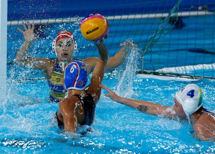 Lima, Saturday August 10, 2019 - Mayelin Bernal from Cuba, shoulder turned, attempts a shot during the Women’s Bronze medal Water Polo match against Brazil at the Complejo Deportivo Villa Maria del Triunfo at the Pan American Games Lima 2019 . Enrique Cuneo / Lima 2019 Mandatory credits: Lima 2019 ** NO SALES ** NO ARCHIVES **