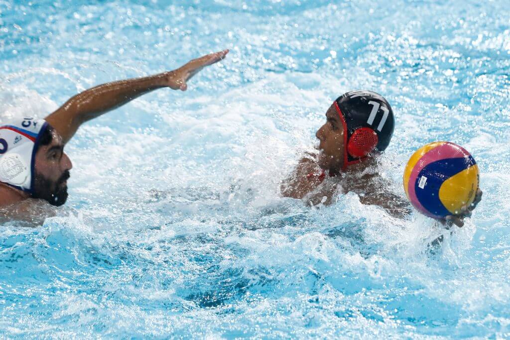 Lima, Tuesday, August 6, 2019 - Ivey Arroyo from Cuba tries to reach Mark D' Souza from Canada during the Men's Group A Preliminary Waterpolo match at Villa María del Triunfo during Pan American Games Lima 2019. Copyright Paul Vallejos / Lima 2019 Mandatory credits: Lima 2019 NO SALES NO ARCHIVES **