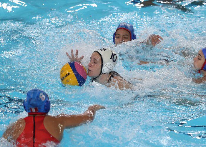 Lima, Thursday August 08, 2019 - Alys Williams (10) from USA play against Ariana Burga (11) from Peru in Women's Quarterfinal Water Polo match at Complejo Deportivo Villa Maria del Triunfo during Pan American Games Lima 2019. Copyright Vidal Tarqui / Lima 2019 Mandatory credits: Lima 2019 ** NO SALES ** NO ARCHIVES **