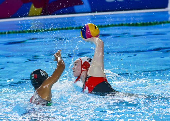 Lima, Tuesday, August 6, 2019 - Edith Flores from Mexico challenges Emma Wright from Canada during their Women’s Water Polo Group Phase match at the Polideportivo Villa Deportiva María del Triunfo at the Pan American Games Lima 2019. Copyright Jose Tejada/Lima 2019 Mandatory credits: Lima 2019 ** NO SALES ** NO ARCHIVES **