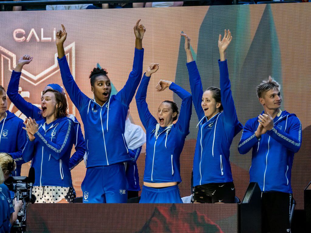 team-cheering-swimming