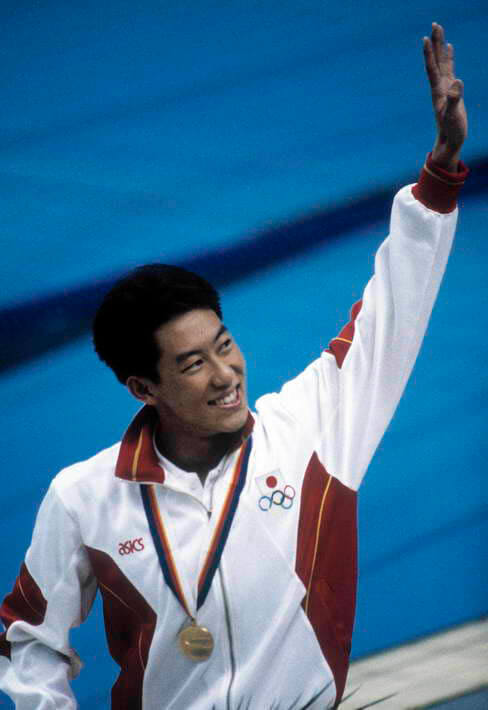 Suzuki-waving-gold-medal