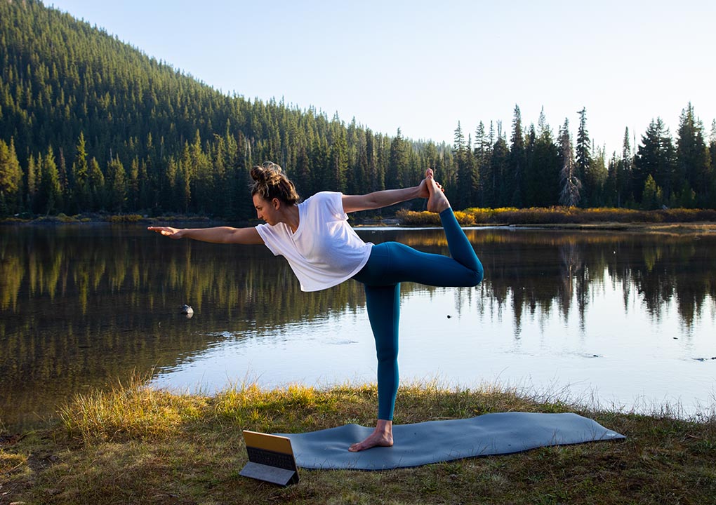 rebecca-soni-yoga-outlet-outdoors-yoga-by-lake