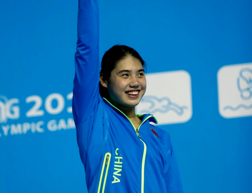 (140818) -- NANJING, Aug. 18, 2014 (Xinhua) -- Silver medalist Zhang Yufei of China poses on the podium during the awarding ceremony of the women's 200m butterfly final match of swimming event at the 2014 Nanjing Youth Olympic Games in Nanjing, east China's Jiangsu Province, on August 18, 2014. (Xinhua/Fei Maohua)(tjh)