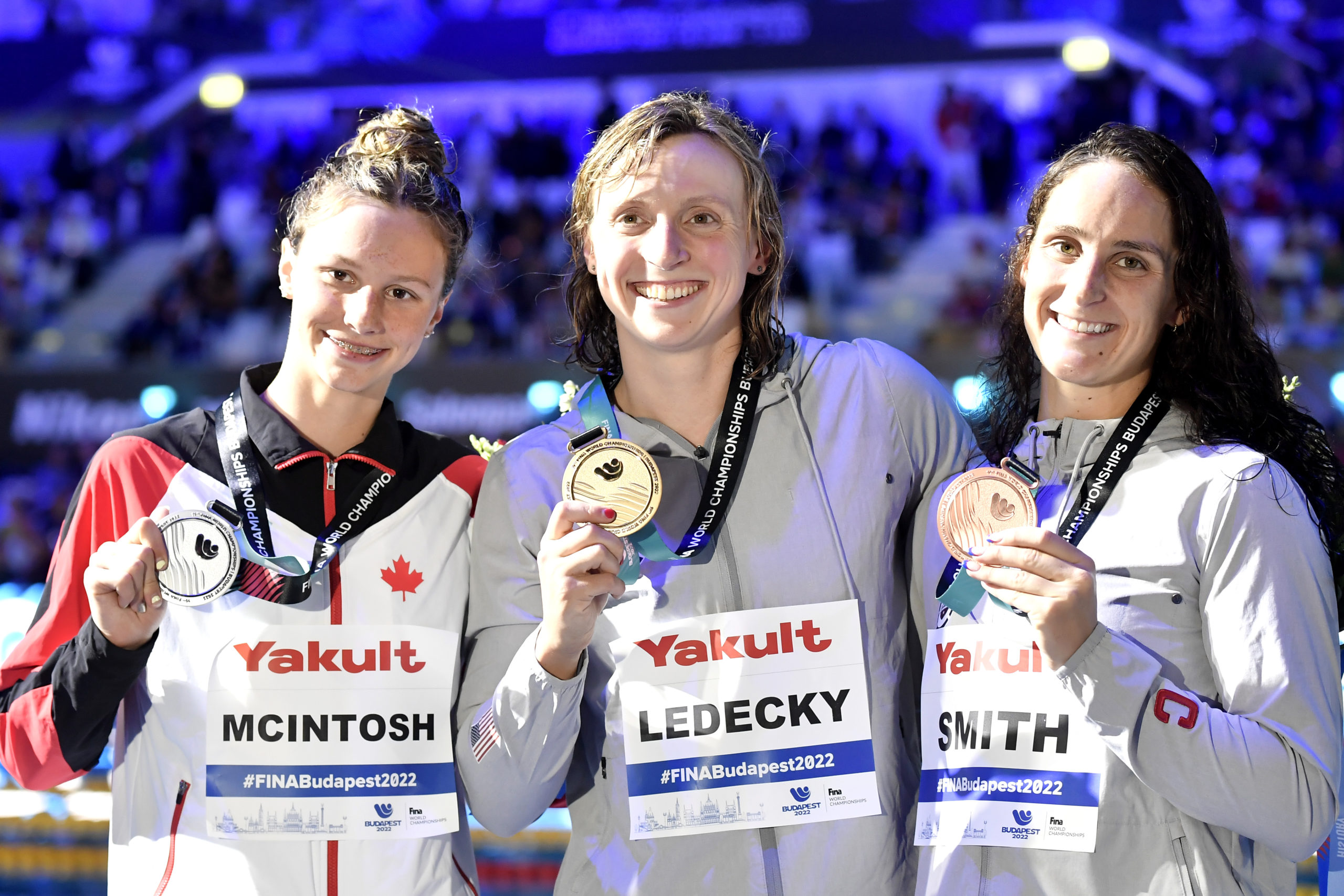 Summer McIntosh of Canada, Katie Ledecky of United States and Leah Smith of United States show their medal after compete in the swimming 400m Freestyle Women Final during the FINA 19th World Championships Budapest 2022 at Duna Arena, Budapest (Hungary), June 18th, 2022. Katie Ledecky placed first winning the gold medal, Summer Mcintosh placed second, Leah Smith placed third. . Photo Andrea Staccioli / Deepbluemedia / Insidefoto