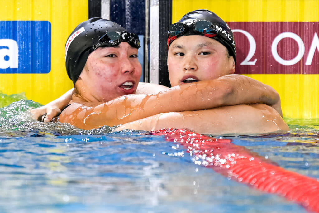 Torri Huske of United States of America, Margaret Macneil of Canada react after winning the gold medal ex aequo in the 50m Butterfly Women Final during the FINA Swimming Short Course World Championships at the Melbourne Sports and Aquatic Centre in Melbourne, Australia, December 14th, 2022. Photo Giorgio Scala / Deepbluemedia / Insidefoto