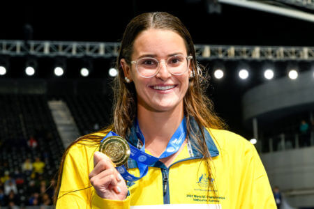 Kaylee Mckeown of Australia shows the gold medal after compete in the 100m Backstroke Women Final during the FINA Swimming Short Course World Championships at the Melbourne Sports and Aquatic Centre in Melbourne, Australia, December 14th, 2022. Photo Giorgio Scala / Deepbluemedia / Insidefoto