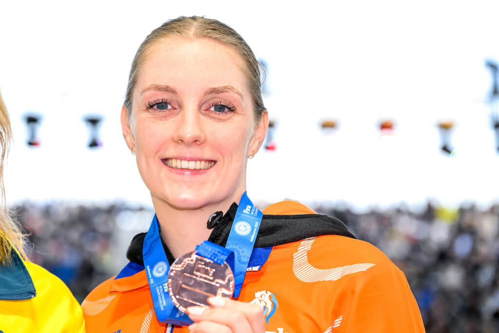 Marrit Steenbergen of The Netherlands shows the bronze medal after compete in the 100m Freestyle Women Final during the FINA Swimming Short Course World Championships at the Melbourne Sports and Aquatic Centre in Melbourne, Australia, December 15th, 2022. Photo Giorgio Scala / Deepbluemedia / Insidefoto