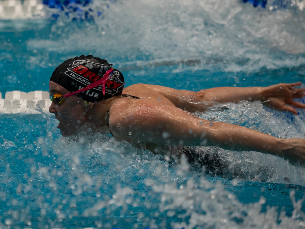 I set di Luna Mertins incontrano record in 100 mosca I set di Luna Mertins incontrano record in 100 mosca