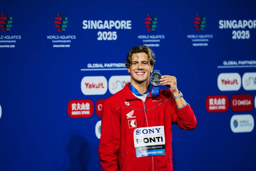 Noè Ponti on the podium for the Men's 50 Butterfly