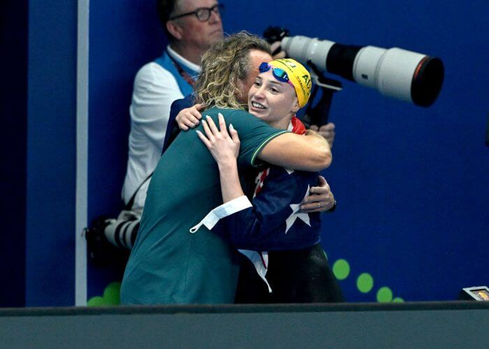 Mollie O'Callaghan and Dean Boxall embrace after her 200 free win Singapore 2025